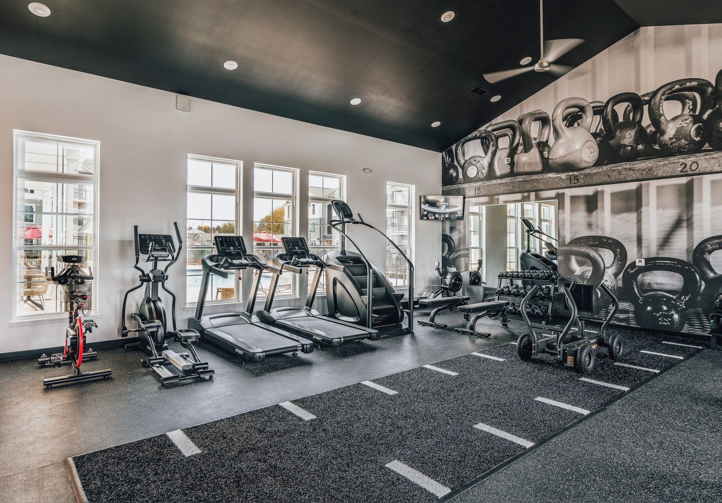 Say goodbye to snowy drives to the gym. With a gym just steps from your door, staying healthy has never been easier at Kingsley Park 💪