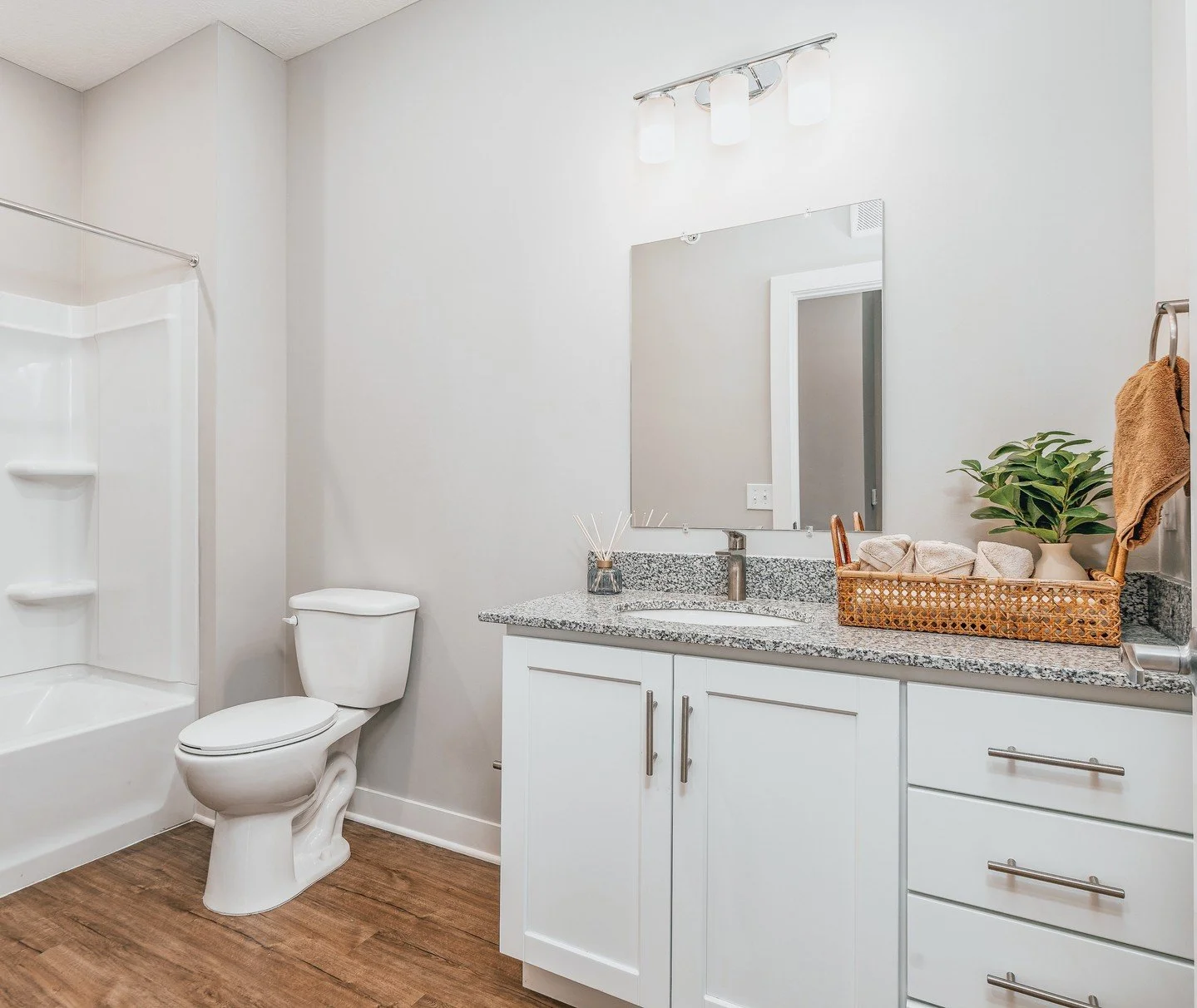 Upgrade your everyday routine with a bathroom designed for modern living, complete with sleek features that stand out! 🚿