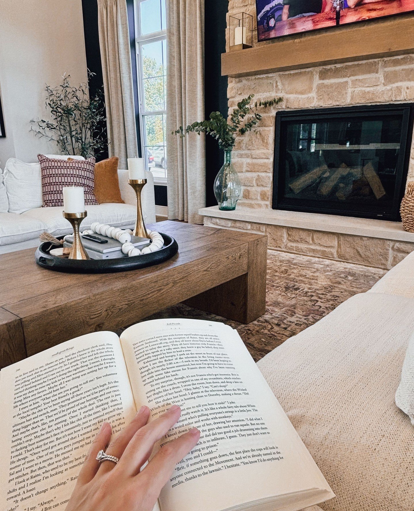 Take a step inside our clubhouse and cozy up in our lounge areas. Our resident experience is second to none! 📖✨️