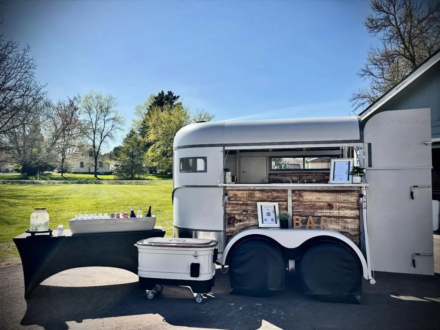 Dear algorithm, send me all the hosts who want stress-free celebrations and won&rsquo;t risk missing their event while stocking the bar! 

#smallbusiness #mobilememories #mobilebartrailer #eventplanning