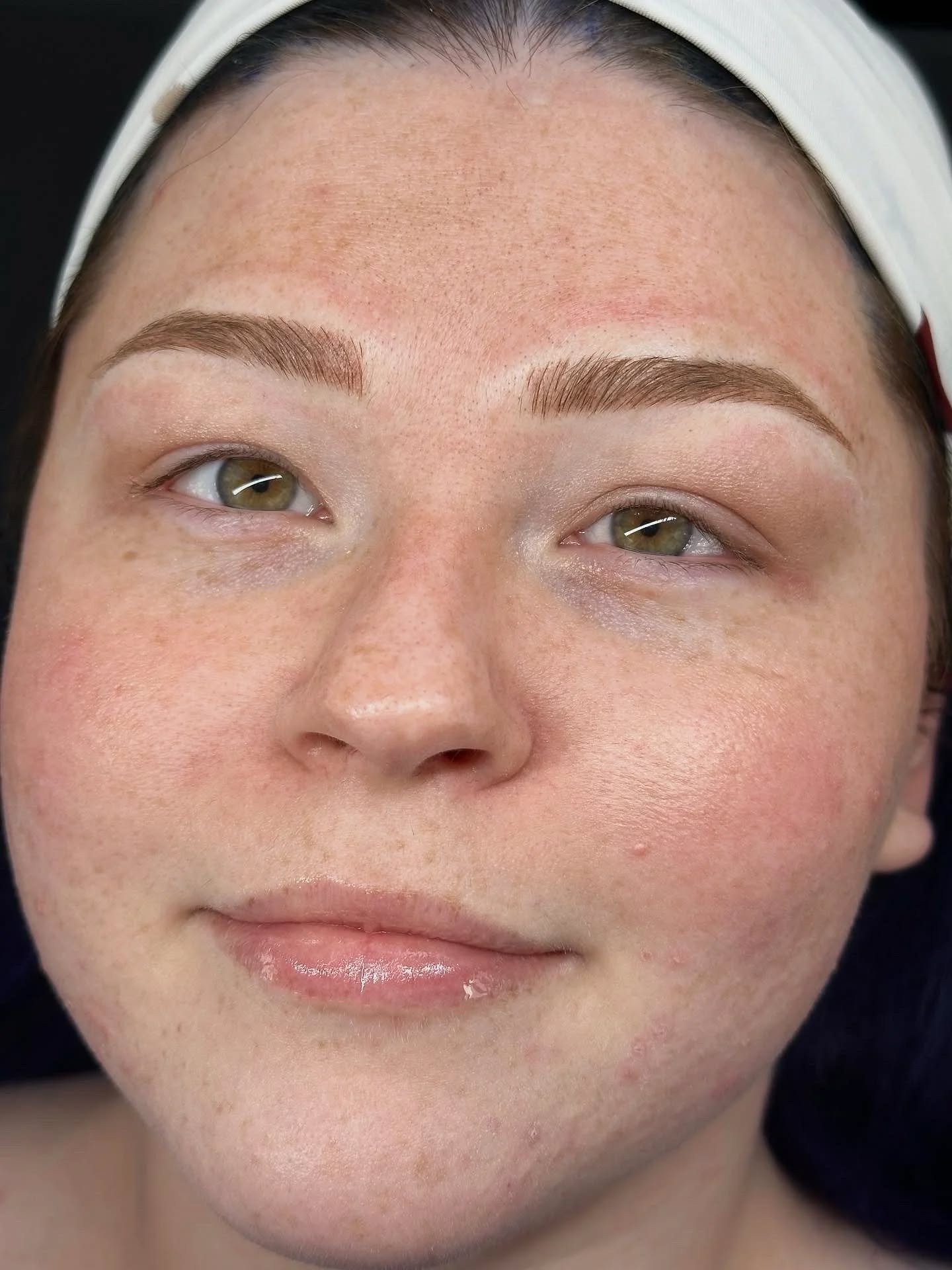 How stunning is this brow transformation?! 😍 
Combo Brows are a Permanent Makeup technique using a combination of Microblading and Microshading to create a natural but still defined brow

This service will be offered soon along with Powder Brows &am