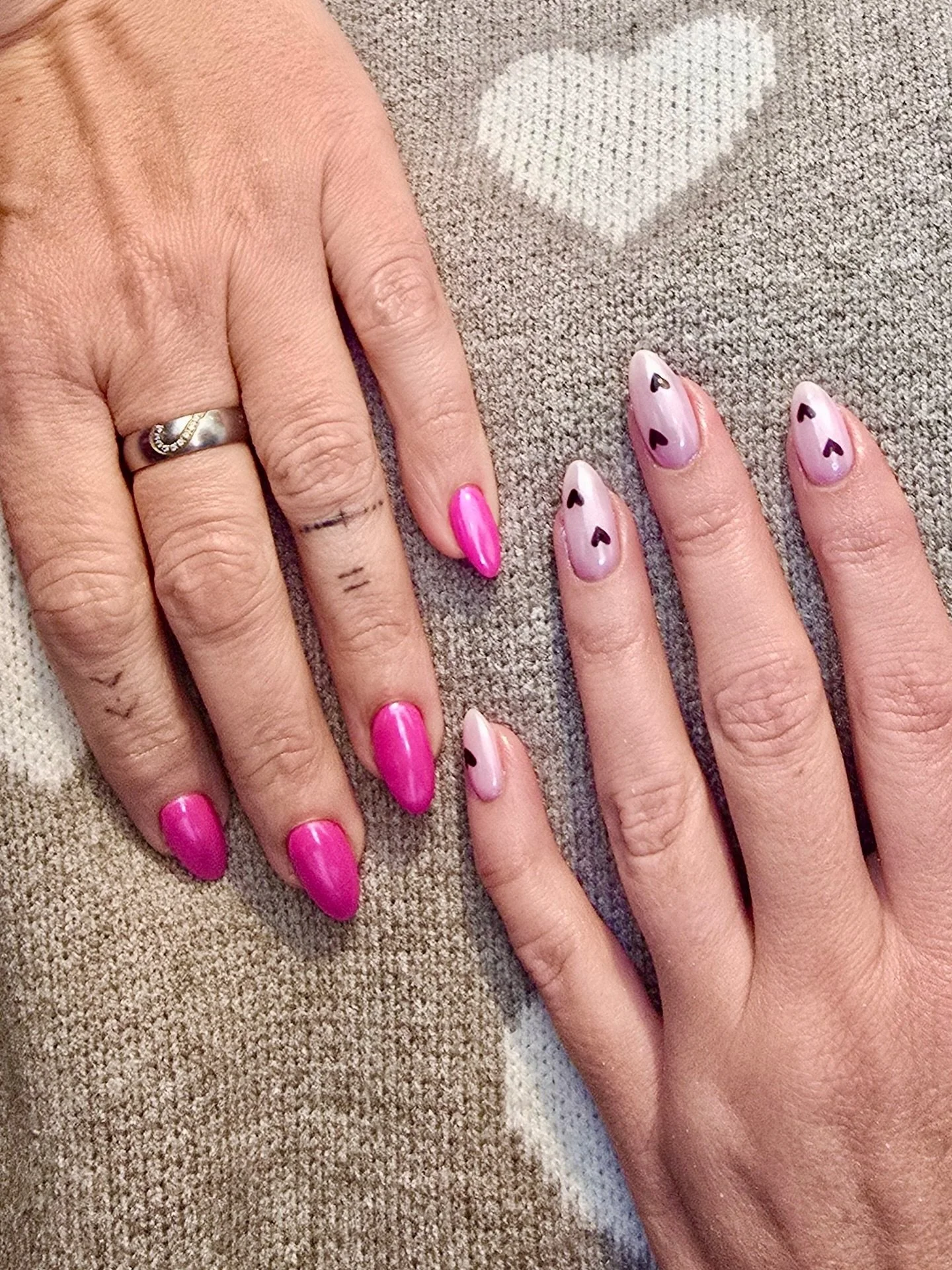 Obsessed with these Valentine&rsquo;s nails by Jasmine! 💘
Spread the love by booking some v-day nails of your own 😍

Booking link in bio 🔗

#valentinesdaynails #galentinesnails #heartnails #pinknails #nailtechportagemi