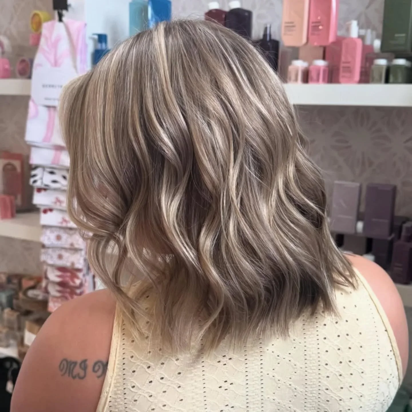 Custom blonde, tailored just for you!💫 

Book your next hair appointment with our talented stylist @kmartiii to get gorgeous results tailored to you! 🤍

#blondehair #highlights #haırtransformatıon #portagemisalon #portagemi