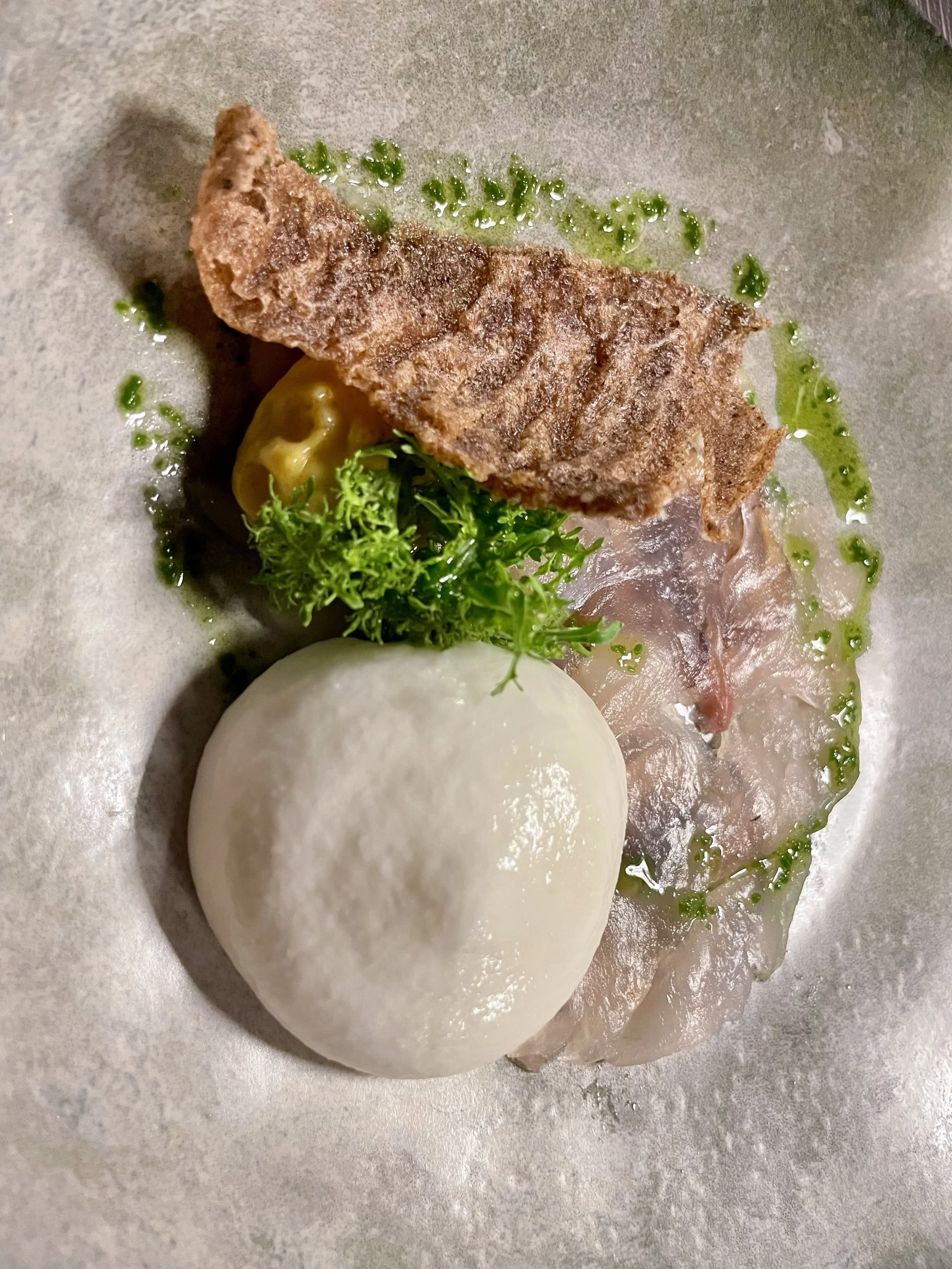 Entrée de fruits de mer de saison préparée par le chef et servie à la table d'hôte de La Traversée.