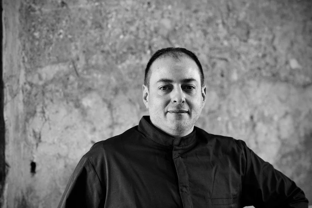Chef Antoine, head chef at La Traversée, preparing seasonal table d'hôte menus in Saint-Privat.