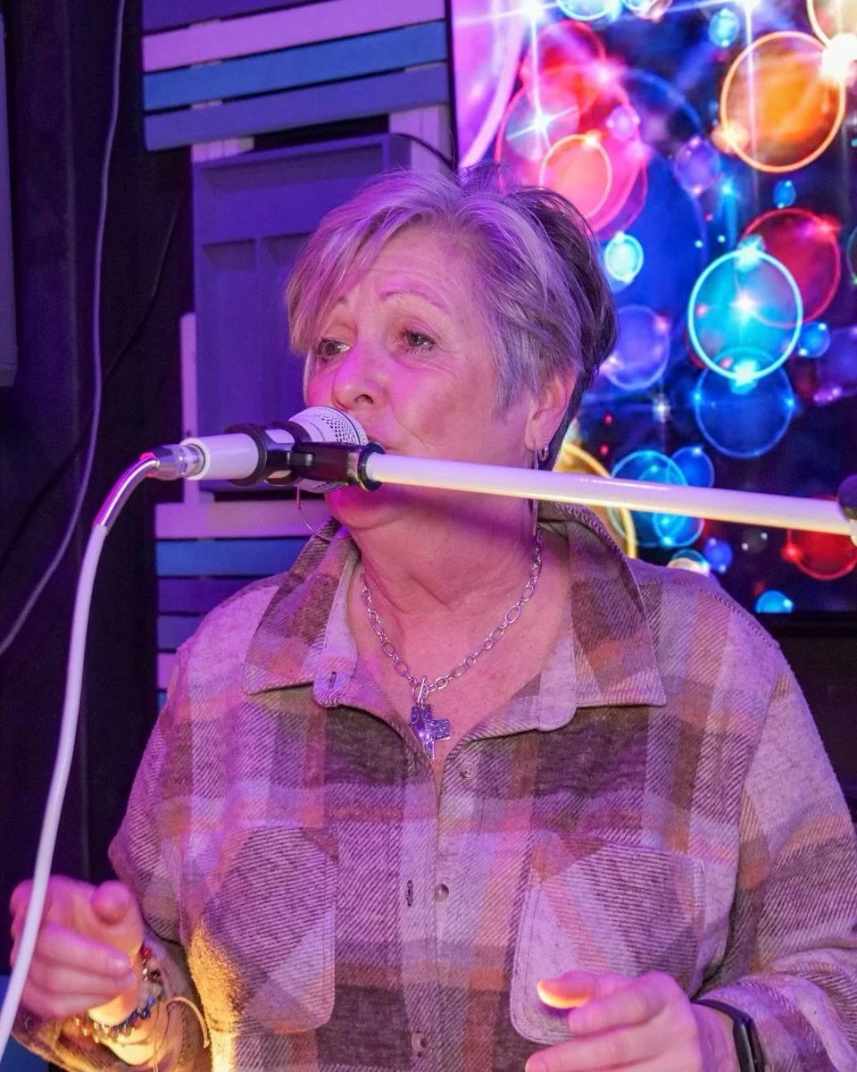 Viki Dee is BACKKK this Saturday from 5&ndash;8:30!! 🎉
Join us for #HappyHourBeats with cocktails and classic sing-alongs all evening!😉

Perfect for kicking off your Saturday night🍻&mdash;stick around after for Freddie&rsquo;s Follies Drag Show at