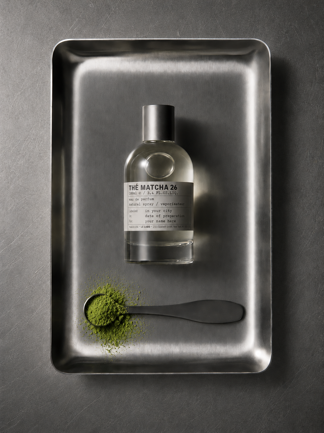 Perfume e Matcha em Bandeja de Aço.png