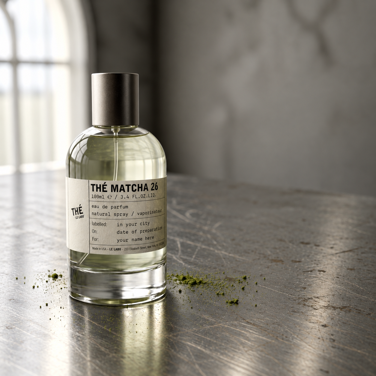 Perfume Thé Matcha na Mesa de Metal.png
