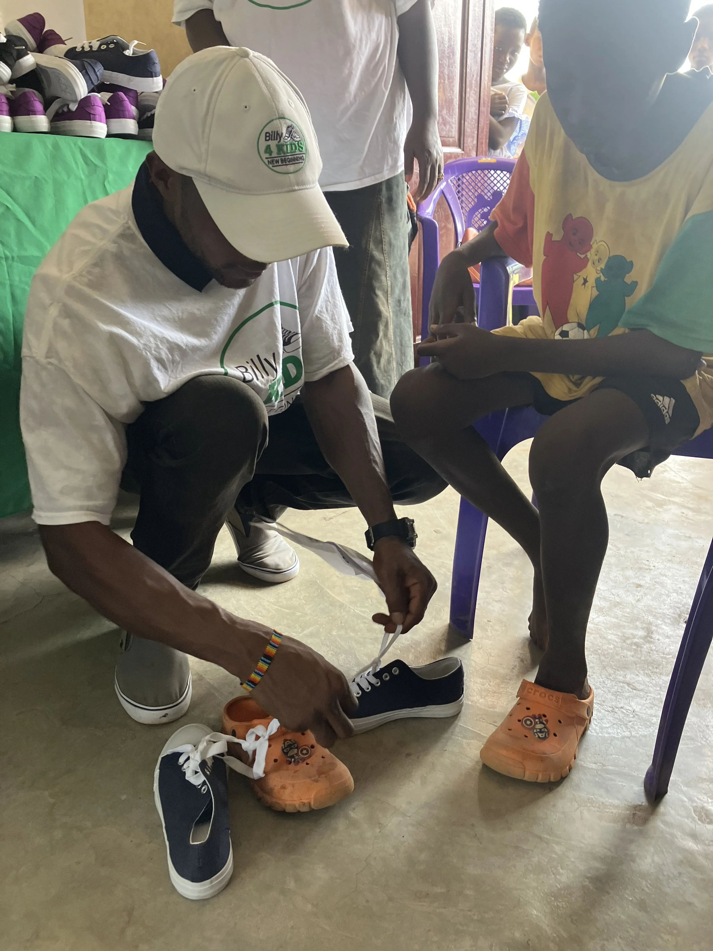 Sandy Bay Lighthouse Ministries in Honduras partners with Billy Lerner’s wife, Marcella de Martin through Billy4Kids to provide shoes to underprivileged children.
