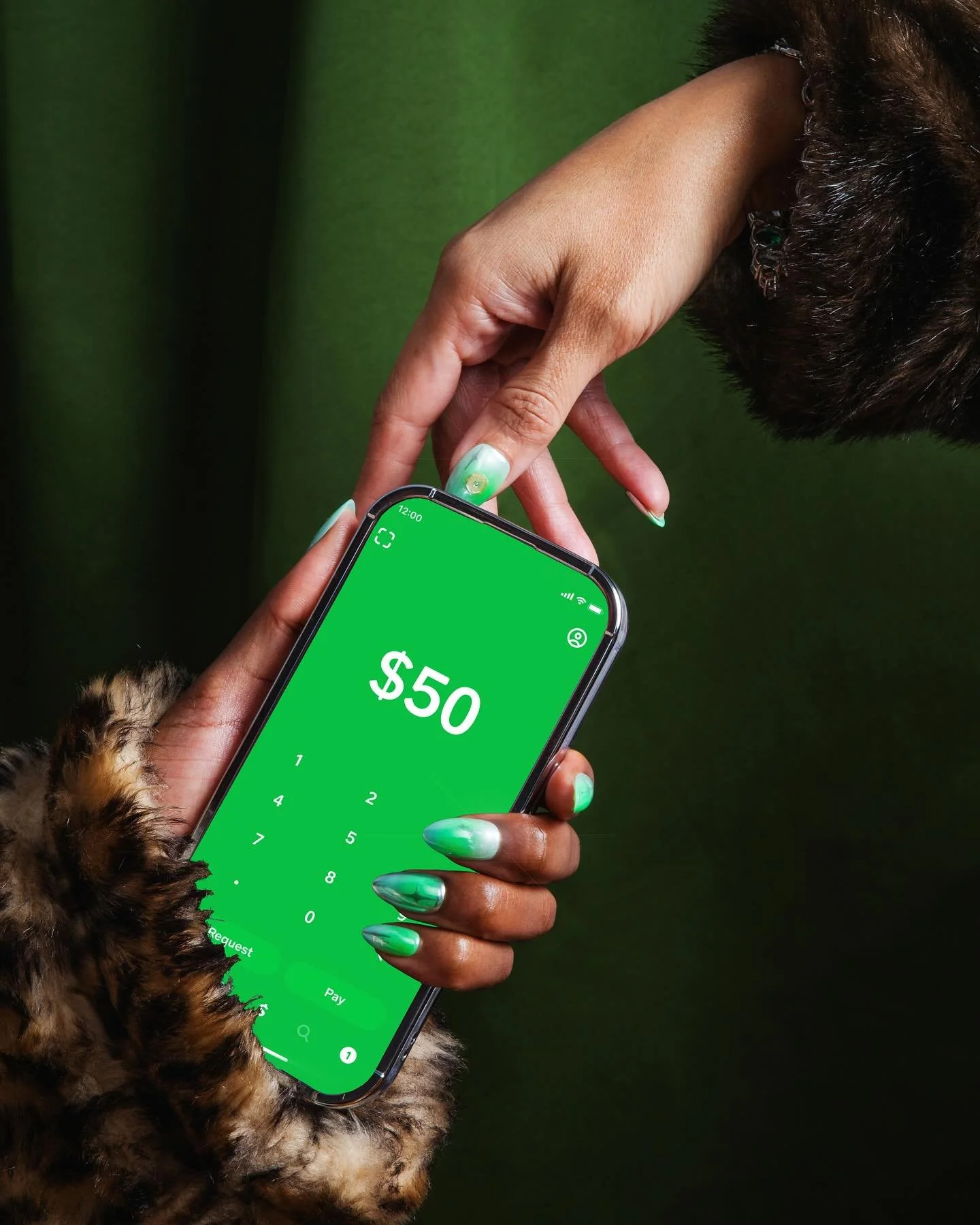 NEW WORK: @cashapp x @chillhouse press-ons ft. a chip on the thumbnail which you can tap on an iphone to instantly pull up cash app 🤑

these were so fun to design, especially for my inner child whose room was painted lime green 😳

#nycgraphicdesign