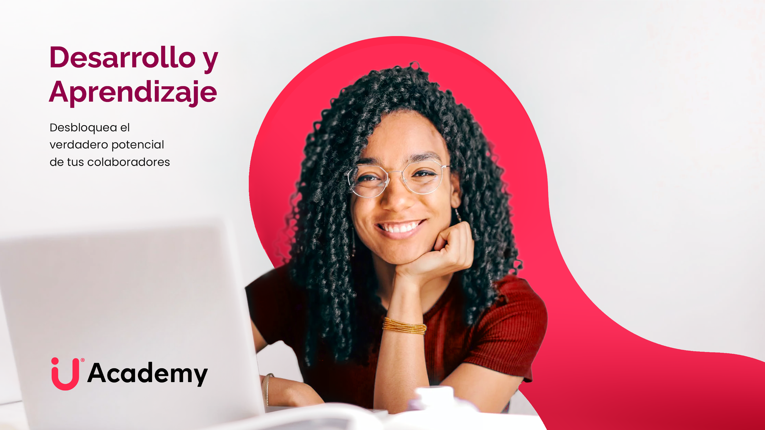 Mujer sonriendo con gafas y cabello rizado, mirando hacia la cámara, en un entorno de oficina con logotipo de U Academy y texto en español que dice 'Desarrollo y Aprendizaje' y 'Desbloquea el verdadero potencial de tus colaboradores'.