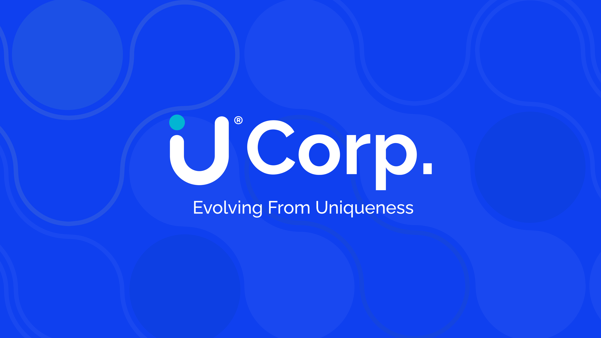 Logotipo de iU Corp en fondo azul con círculos y el lema "Evolucionando de la unicidad".