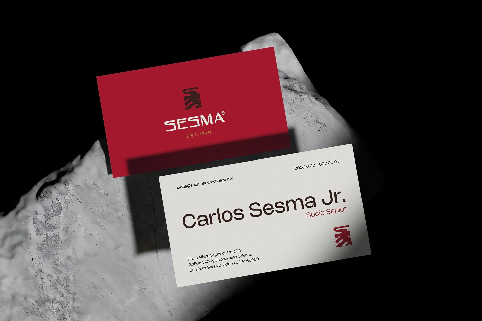 Tarjeta de presentación en color blanco con texto en negro y rojo, parte superior con tarjeta en color rojo con logotipo y texto 'SESMA Est. 1979'.