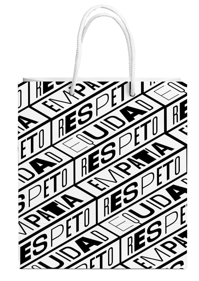 Una bolsa de papel con letras en negrita y en diferentes direcciones que dicen 'RESPETO', 'EQUIDAD', 'EMPATÍA'' en letras negras, blancas y grises.