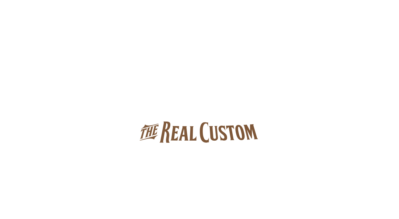 Logotipo de 'Destrier. The Real Custom' con letras decorativas blancas sobre fondo negro.