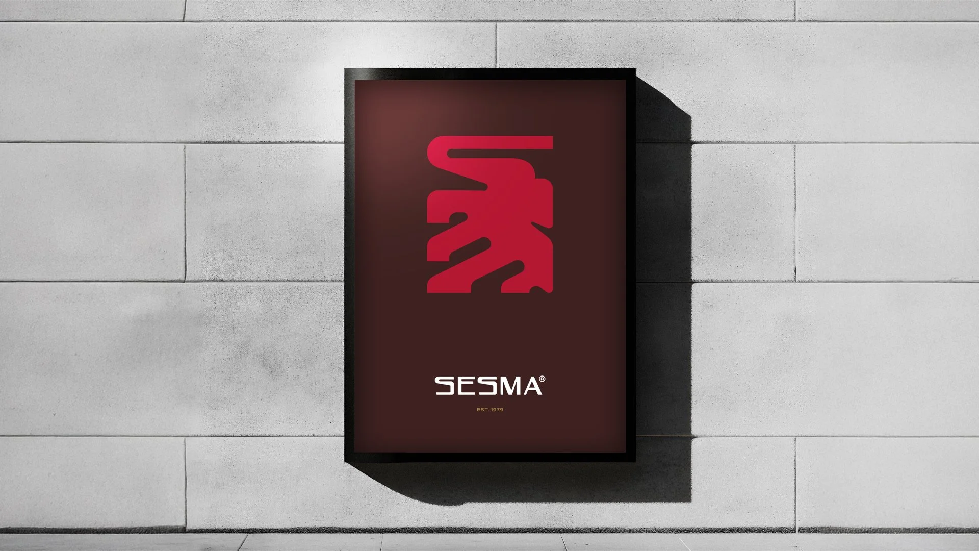 Cartel de color negro con fondo rojo y texto en letras blancas y rojas que dice 'SESMA'.