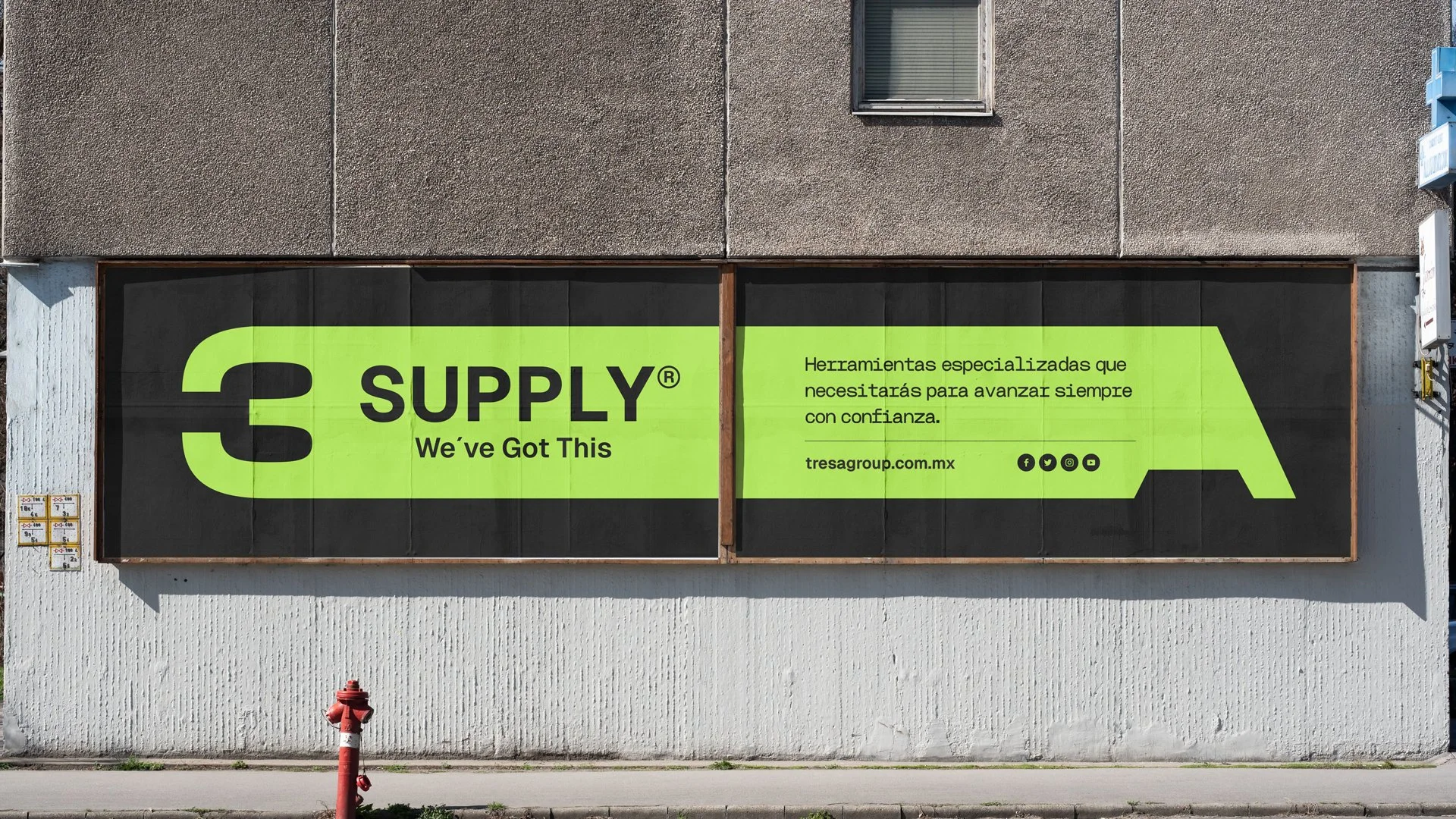 cartel publicitario de color verde y negro en la pared de un edificio, que promociona herramientas especializadas con el texto '3A SUPPLY We've Got This', y detalles adicionales sobre la empresa y redes sociales.