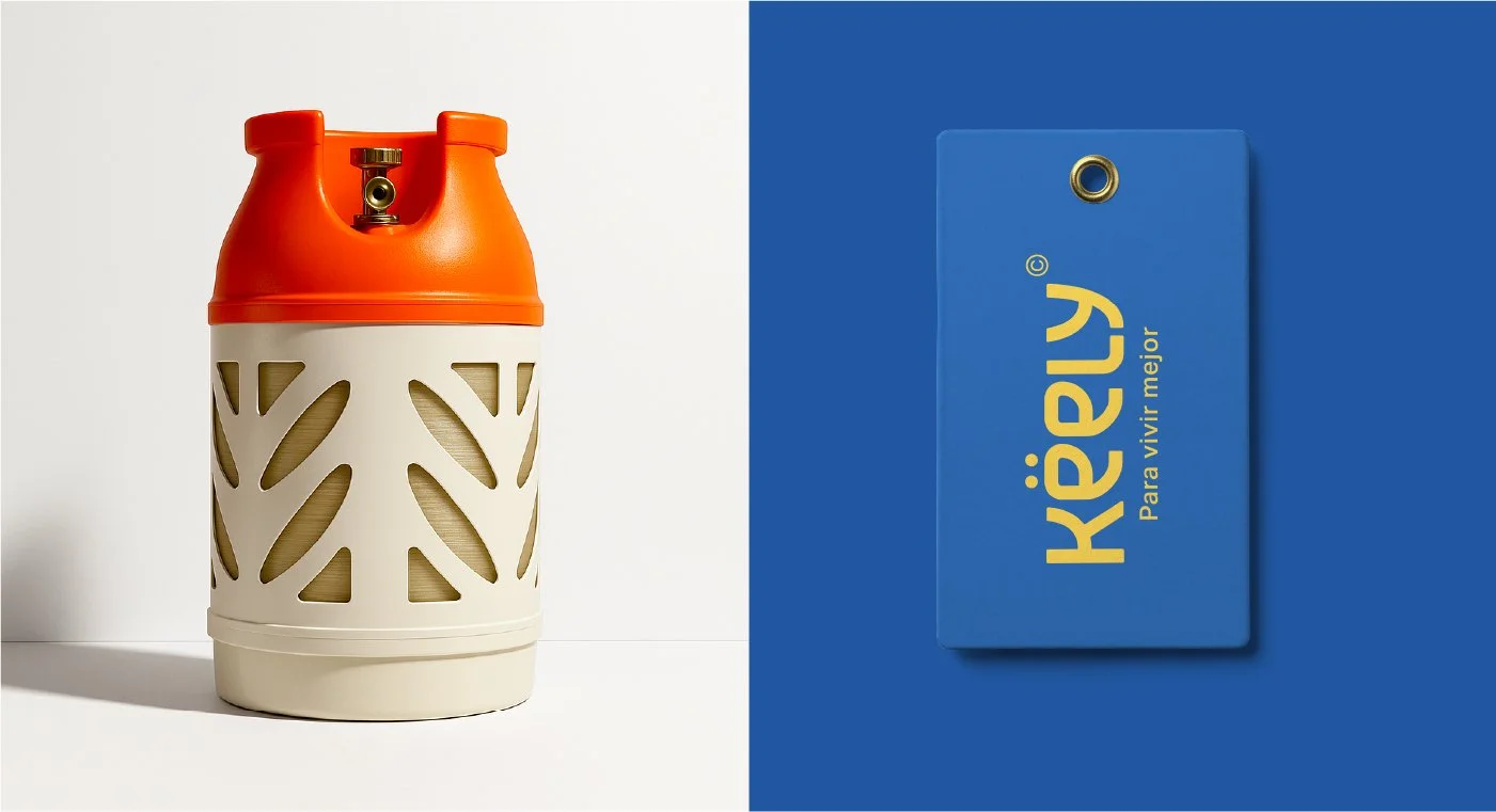 Una linterna portátil de color blanco y naranja a la izquierda y una batería portátil de color azul con letras en amarillo en el lado derecho.