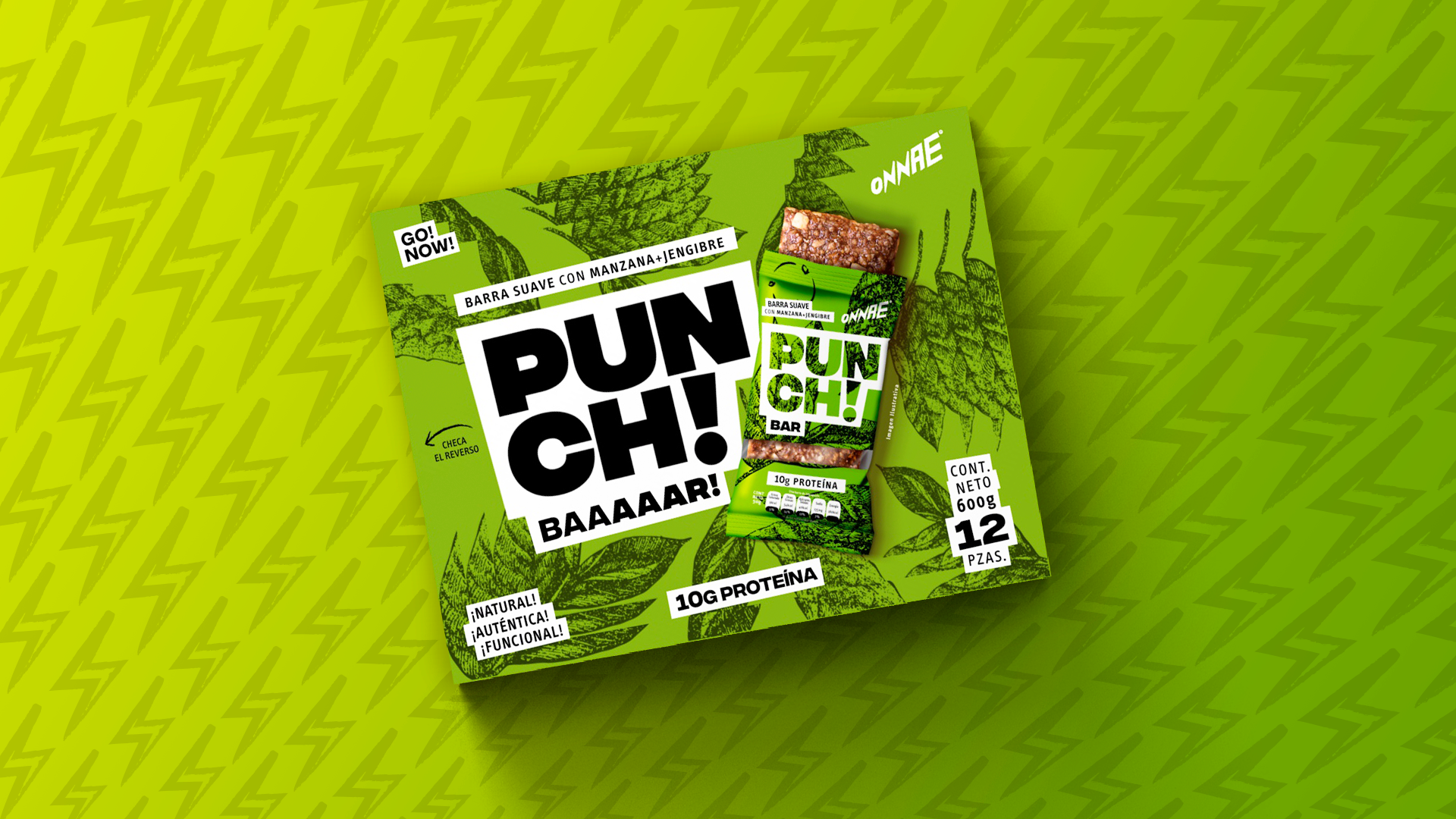 Paquete de barras energéticas de color verde con ilustraciones de hojas y texto en español que promociona un producto natural y saludable con ingredientes como manzana y jengibre.
