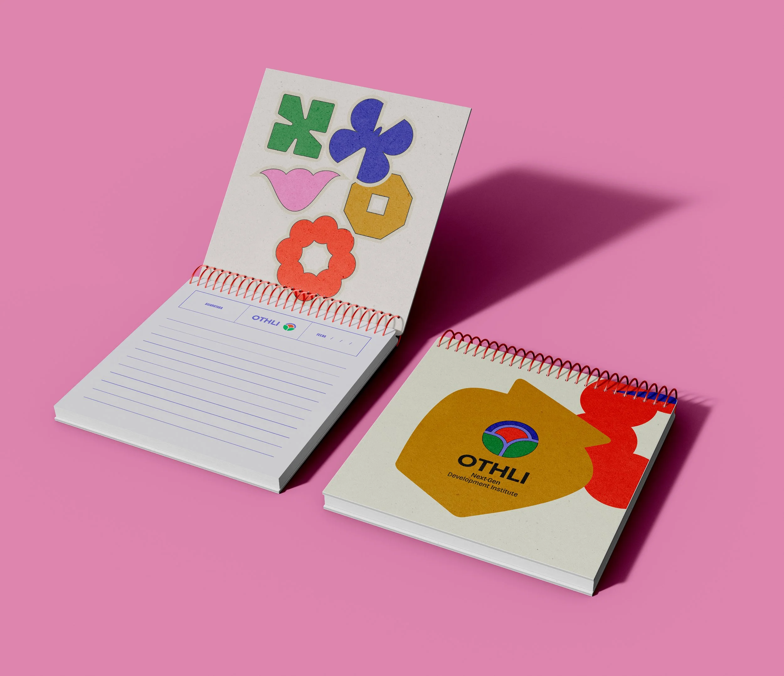 Cuaderno con pegatinas coloridas de formas diversas y fondo rosa