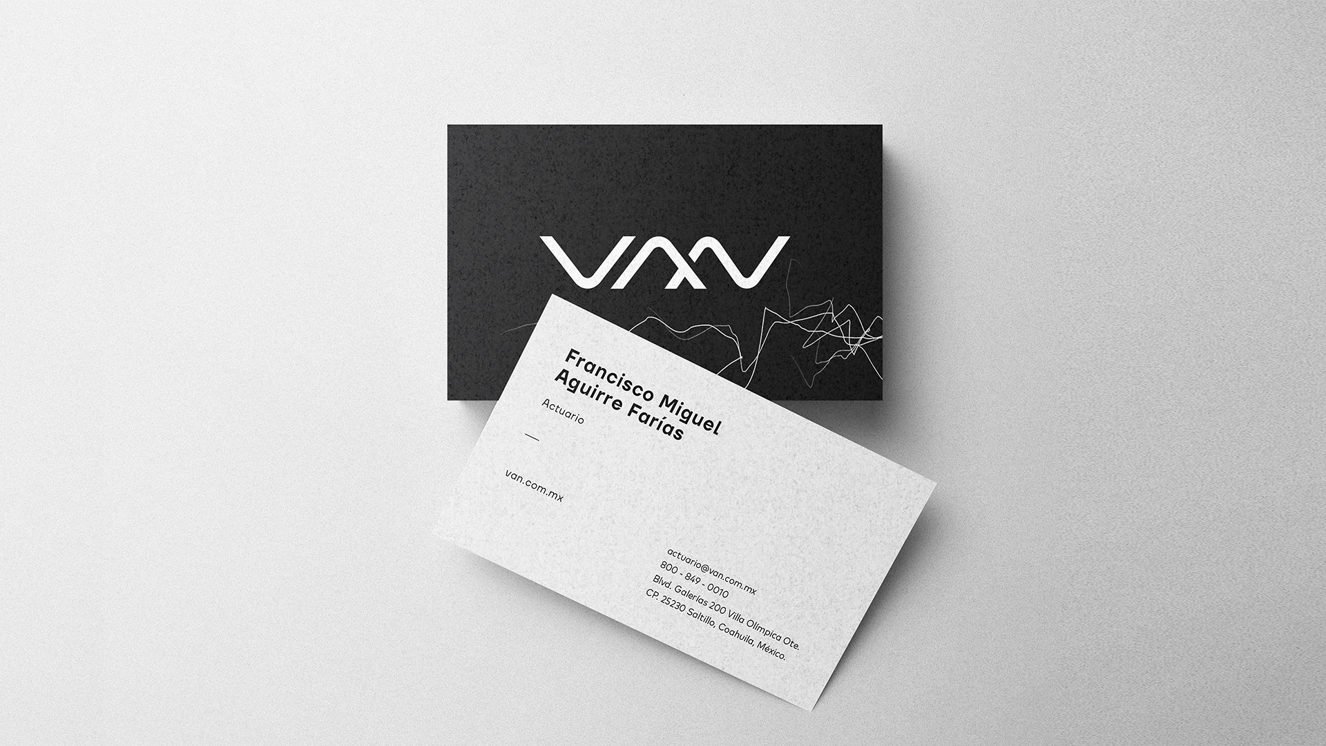 Tarjeta de presentación de un actuario con nombre y contacto, sobre fondo gris con empresas y logotipo.