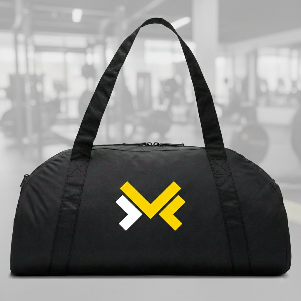 Una bolsa de equipaje negra con un logotipo en el centro, en un aeropuerto o terminal de transporte.
