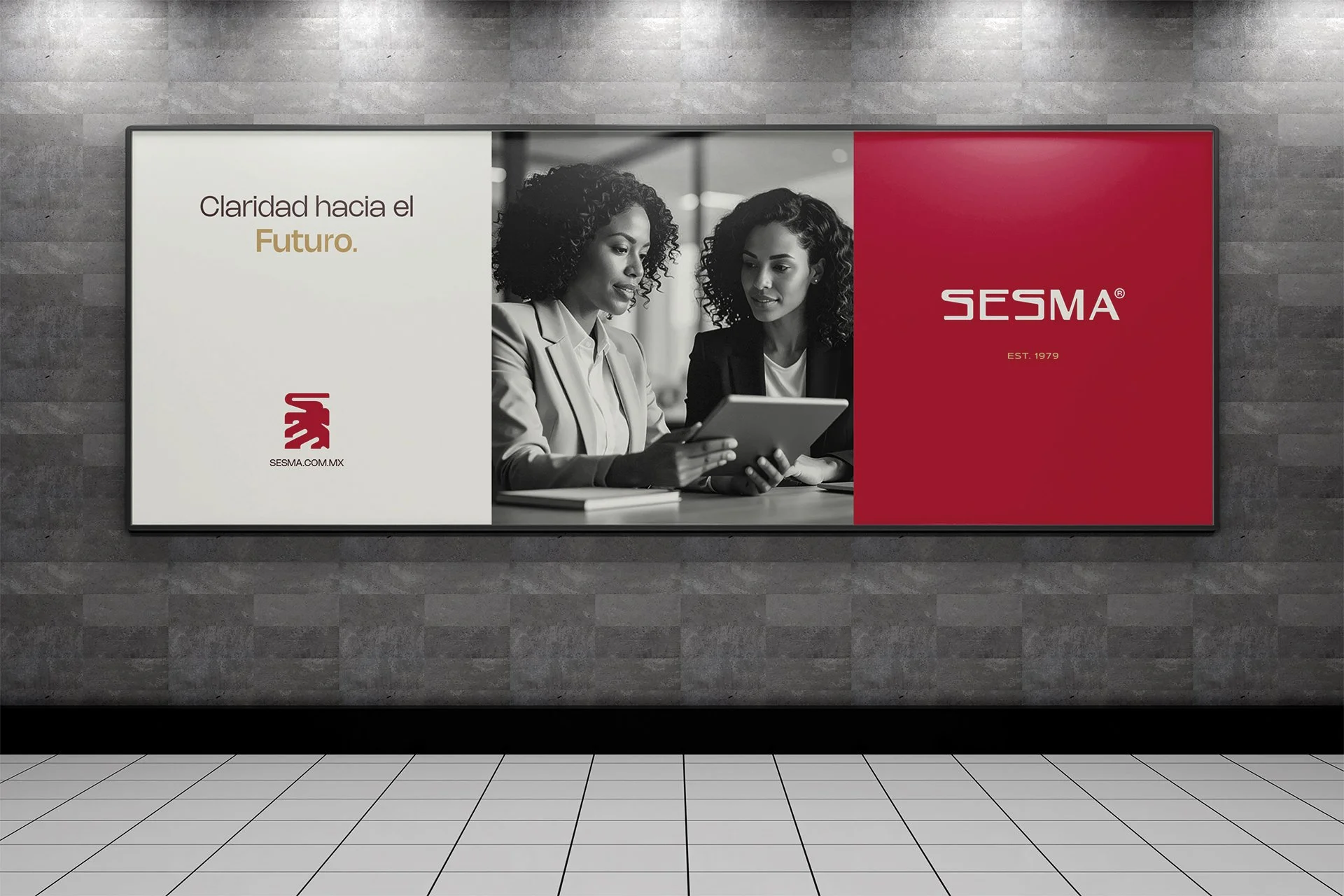 Un cartel con el texto "Claridad hacia el Futuro" al lado de una imagen en blanco y negro de dos mujeres en una reunión, y el logotipo de SESMA en un fondo rojo.
