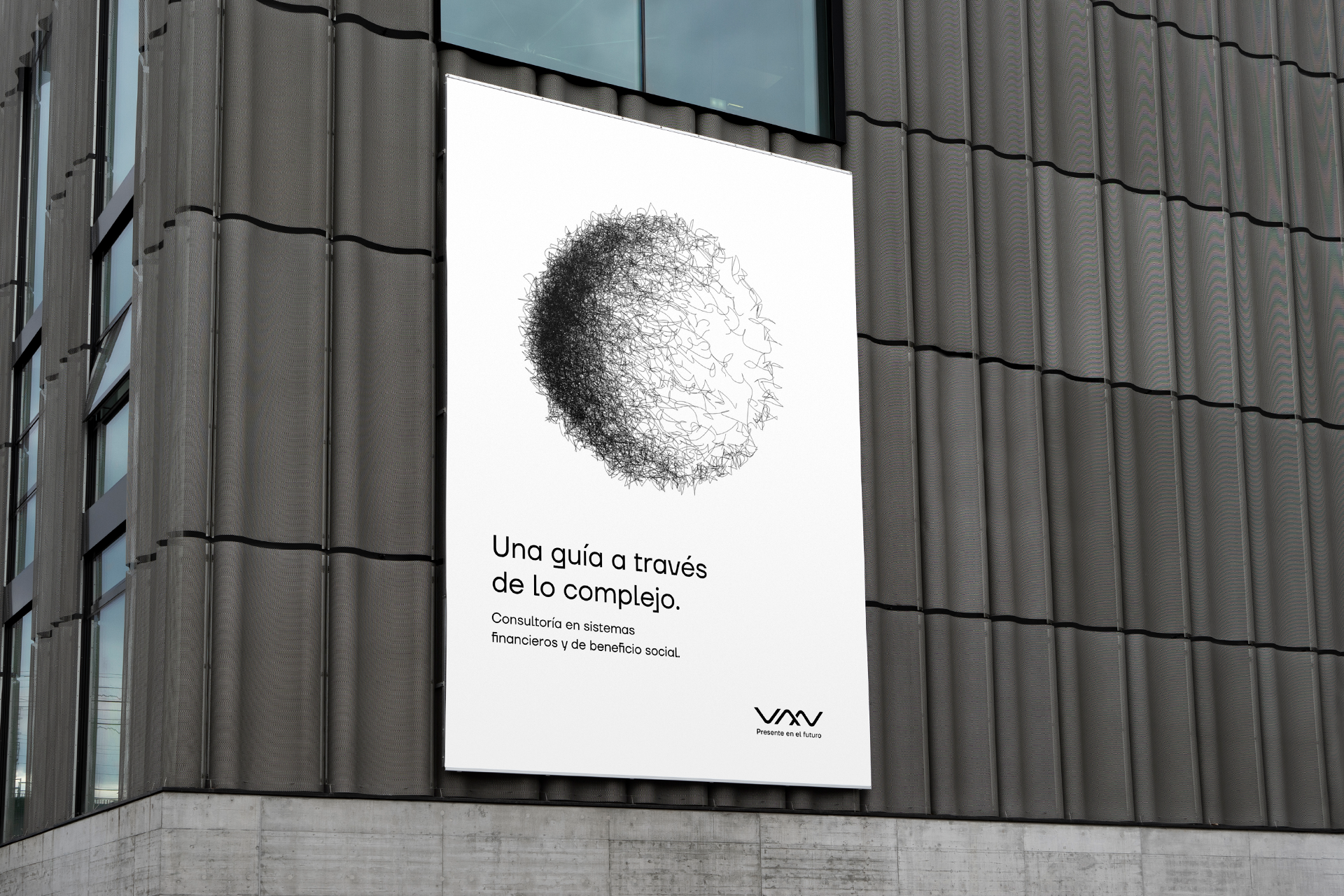 Cartel publicitario en un edificio de oficinas, con una ilustración de un perfil de una cabeza humana formada por líneas caóticas y texto en español que menciona sistemas financieros y de beneficio social.