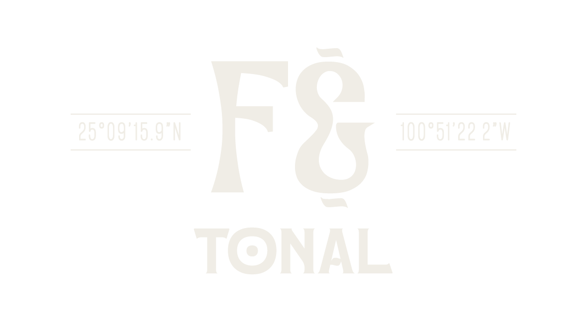 Logotipo en color gris y blanco con coordenadas geográficas, la palabra 'FE' grande y la palabra 'TONAL' debajo en letras mayúsculas.