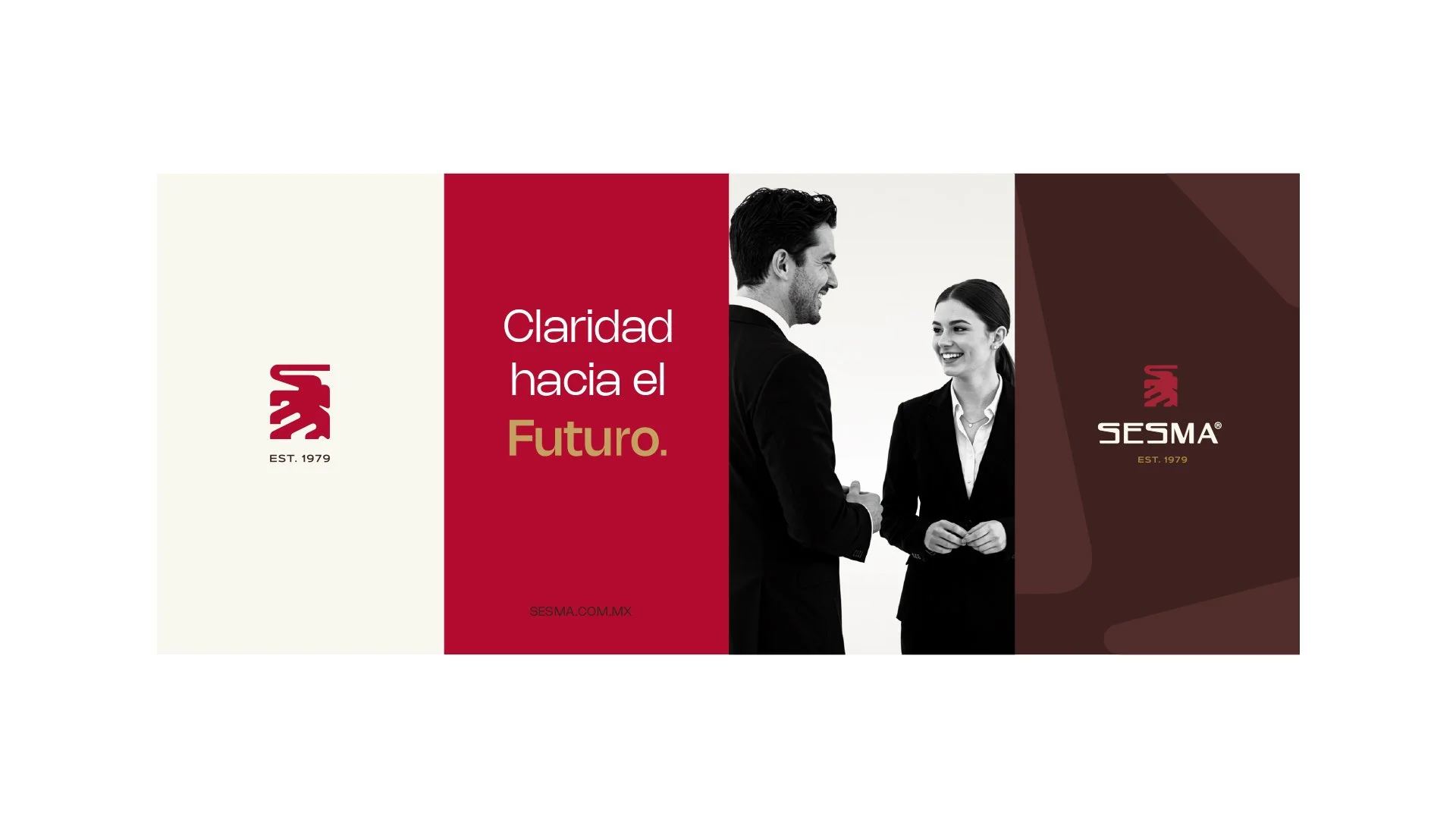 Dos personas de negocios, un hombre y una mujer, sonriendo y dándose la mano, con fondo de color rojo y negro, logotipo de SESMA y texto promocional en español.