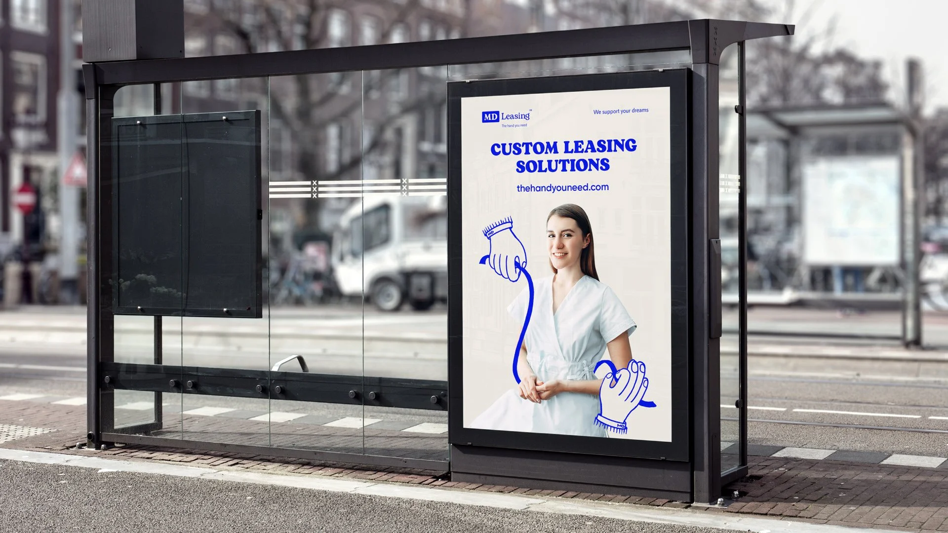 Cartel publicitario en una parada de autobús que anuncia soluciones de arrendamiento personalizadas, con una imagen de una mujer sonriendo y un diseño de línea de dibujo de una mano que se conecta a otra.
