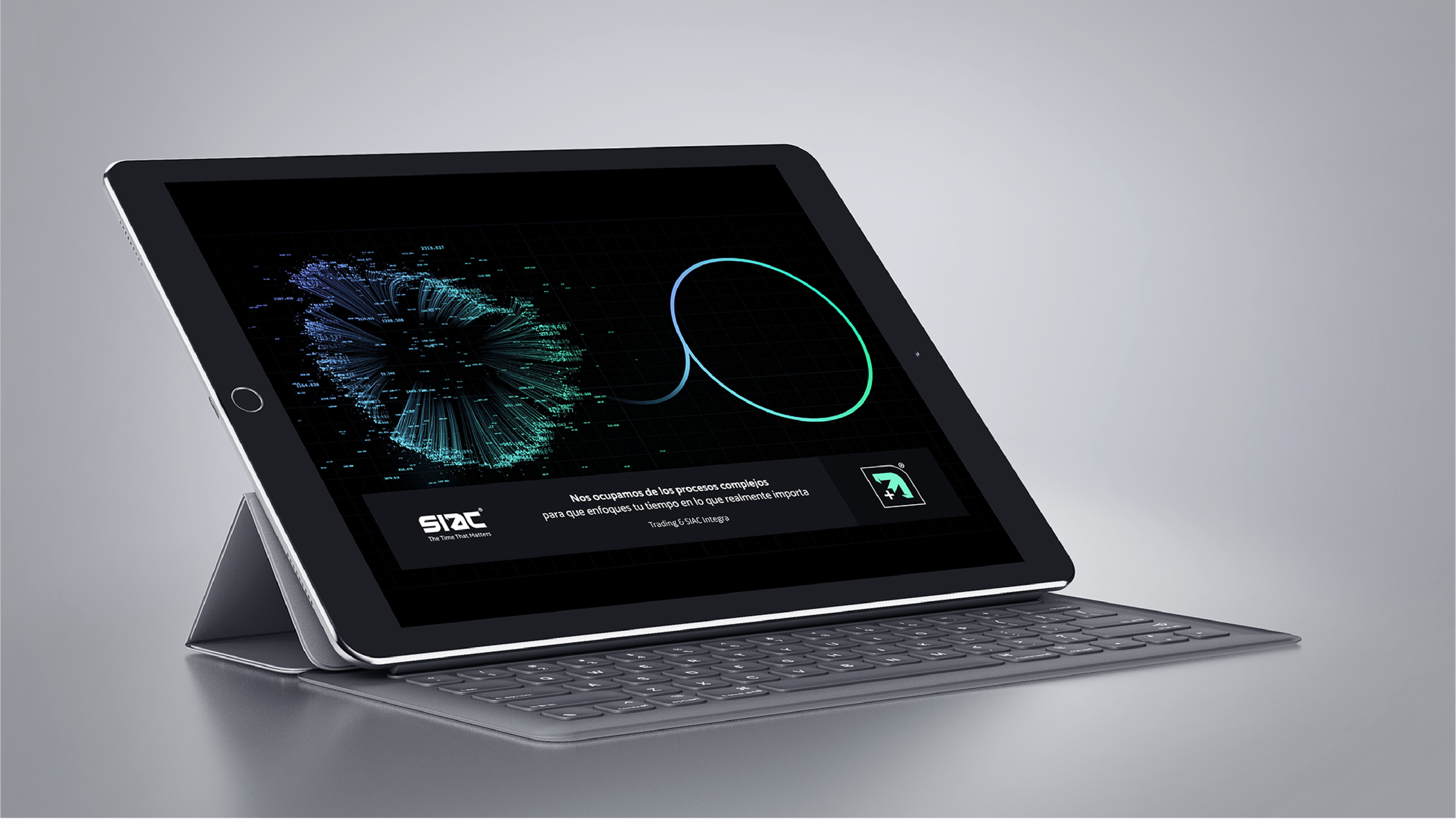 Una tableta con teclado acoplado muestra gráficos y datos tecnológicos en la pantalla, en un fondo gris claro.