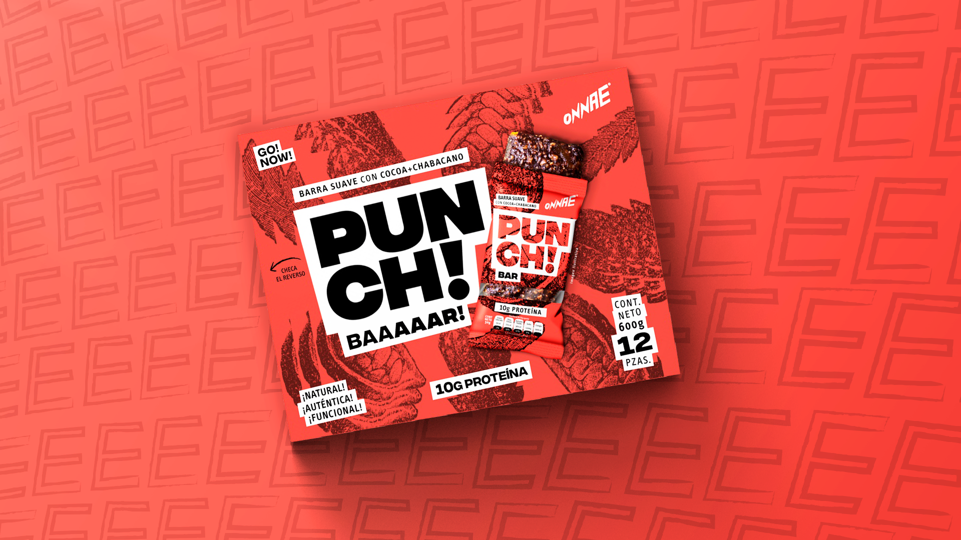 Paquete de barras energéticas de sabor chocolate con expresiones en letras grandes y negras, en fondo rojo con detalles en negro y blanco, promocionando sus beneficios de proteínas y sabor natural.
