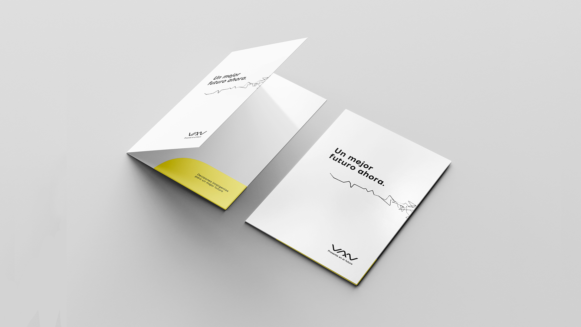 Tarjeta y folleto con texto en español que dicen 'Un mejor futuro ahora' y 'Decisiones inteligentes para un mejor futuro', en fondo blanco con detalles en negro y amarillo.