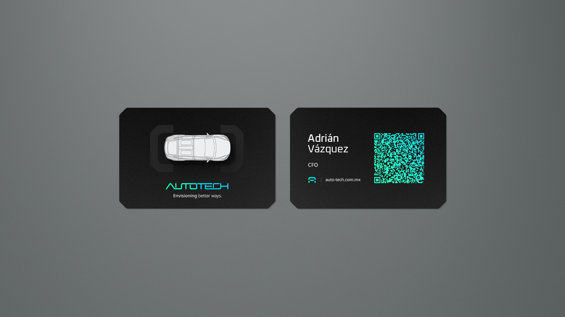 Tarjeta de presentación con el logo AUTOTECH, boceto de un automóvil, nombre Adrián Vázquez, cargo CFO, dirección web y código QR.