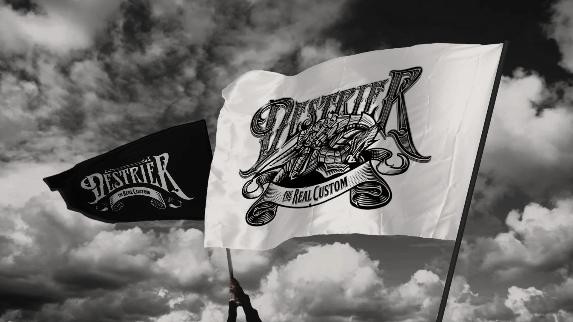 Banderas blancas y negras con el texto 'Destroyer' y 'The Real Custom' ondeando en el cielo nublado.