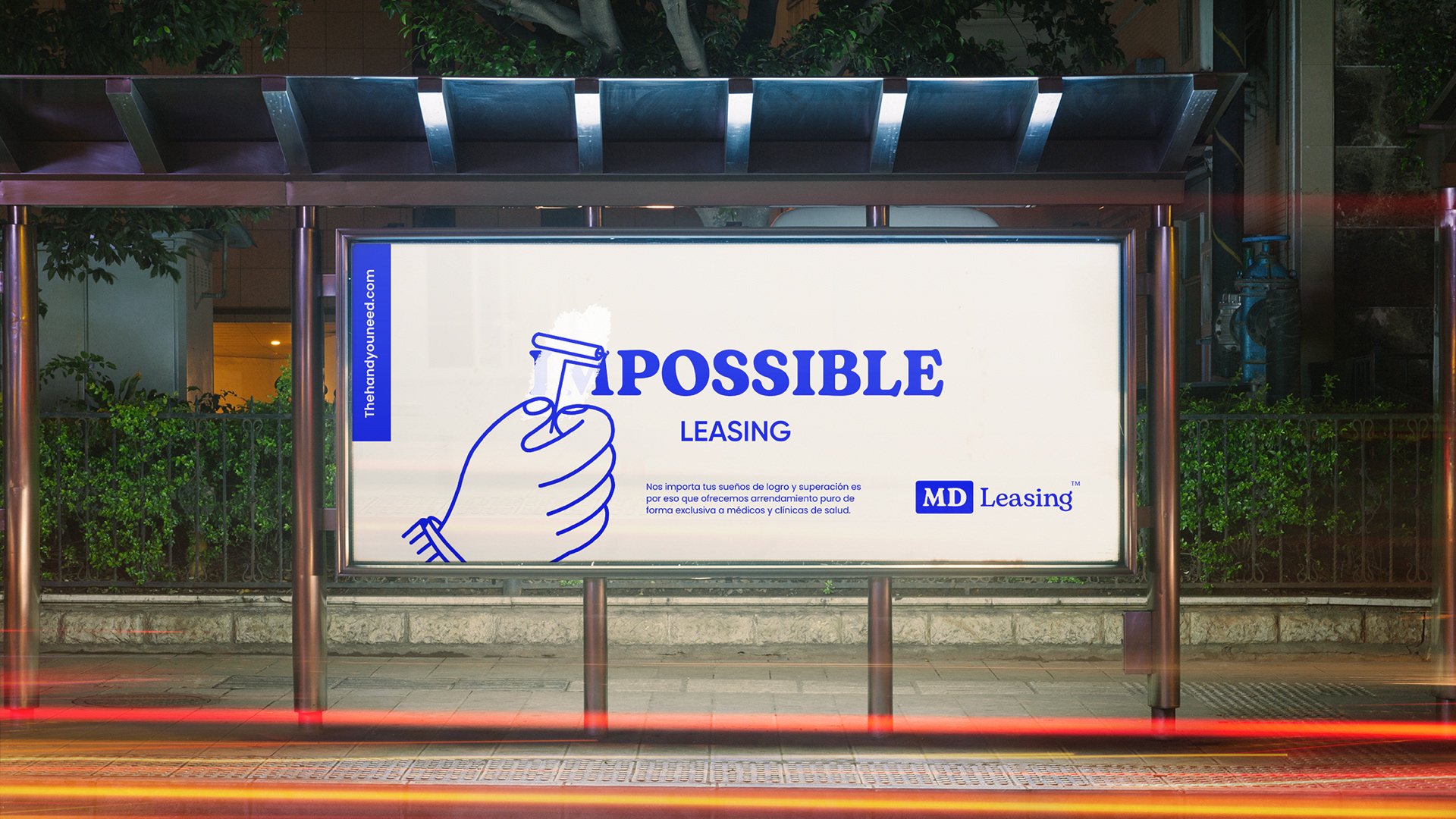 Cartel de publicidad de leasing que dice 'Posible leasing' con una ilustración de una mano sosteniendo un bolígrafo y texto adicional en español.