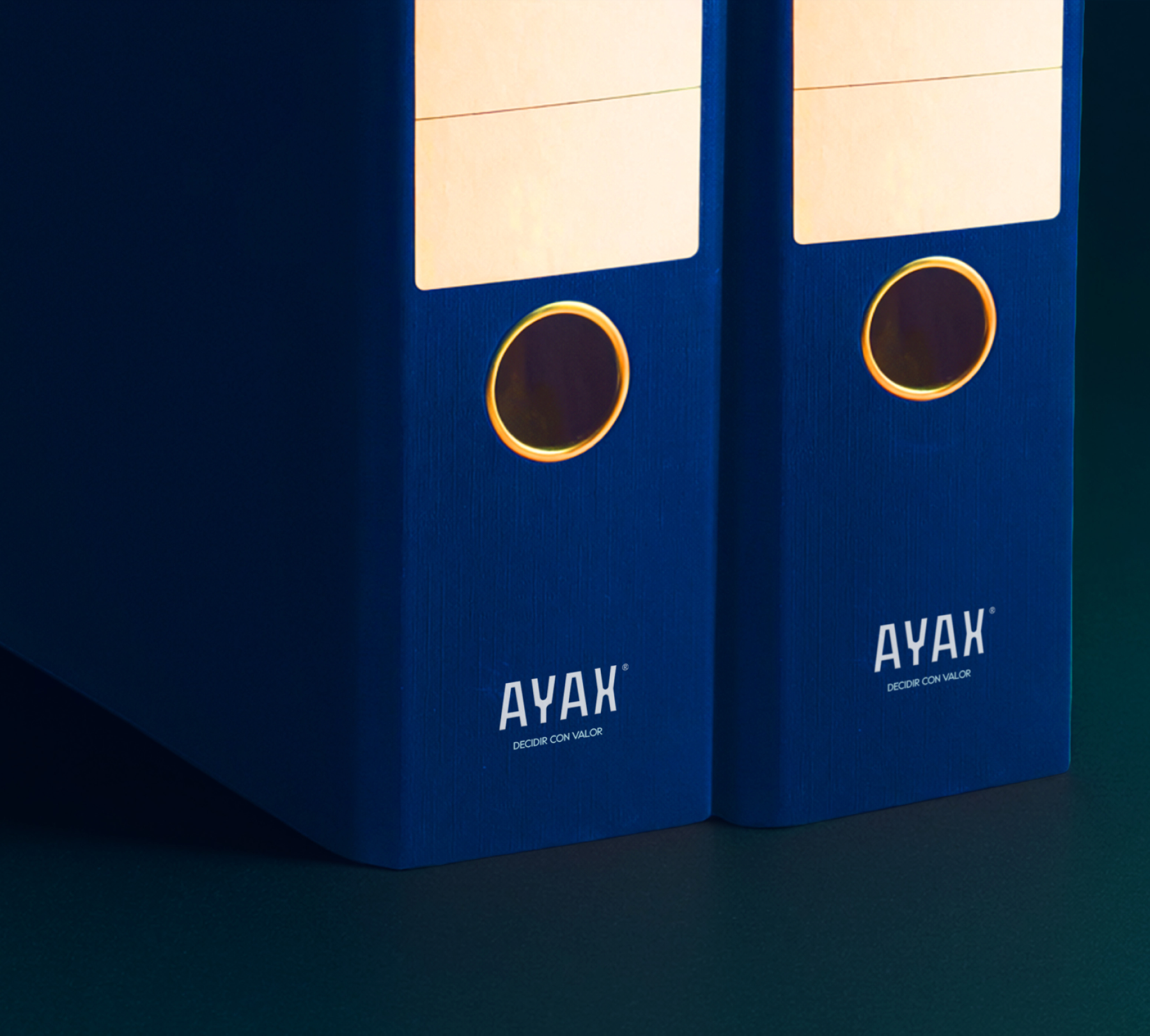 Frontal de una caja de velas aromáticas marca AYAX, de color azul con logro en dorado y ceras en tonos crema, con el lema "Decidir con Valor".