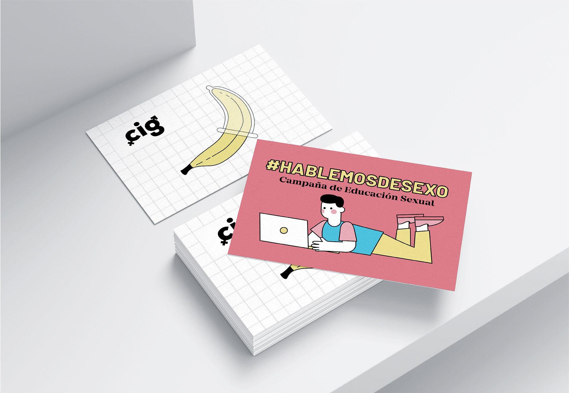 Diminutas tarjetas educativas sobre sexo con dibujos simples. Una tarjeta muestra un plátano y la palabra "CIG" en letras grandes, otra tarjeta, rosa con un dibujo de una persona con computadora y la leyenda "#HABLEMOSDESEXO".