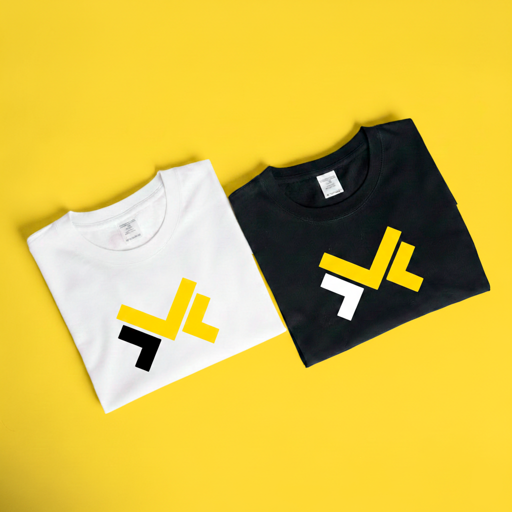 Dos camisetas, una blanca y una negra, con un logo de líneas en color amarillo, blanco y negro, colocadas sobre un fondo amarillo.