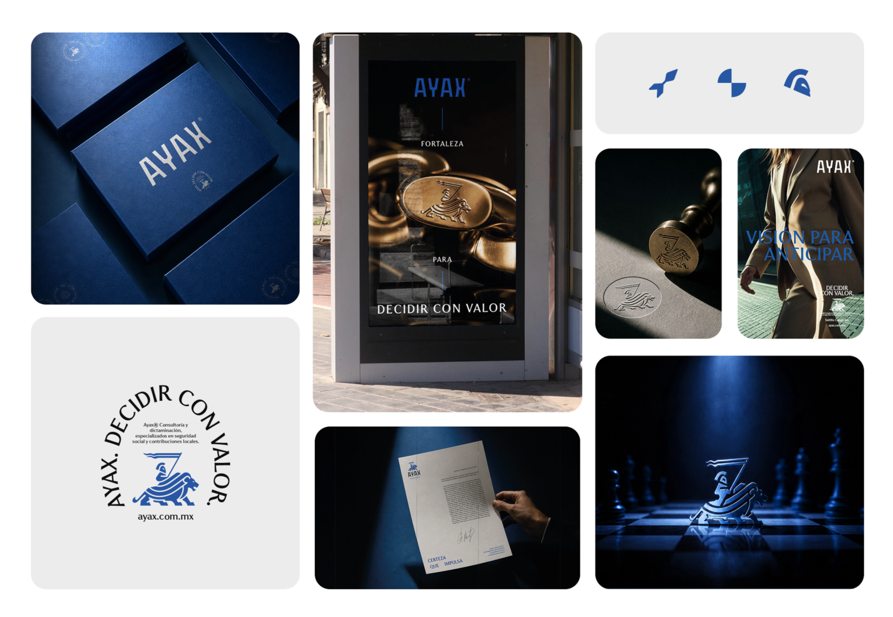 Paquete azul con letras blancas que dice 'AYAX'. Vendedor con carteles que promocionan la marca y el valor de decidir con valor, y una máquina expendedora con un logotipo y una moneda. Logo de AYAX con un león y la leyenda en círculo que dice 'Decidir con valor', y un folleto con una firma y palabras que motivan a la certeza y la impulsividad. Un escenario con una marca de AYAX en la sombra y luz azul, y un cartel con el logo, indicando servicios de seguridad social y contribuciones locales.