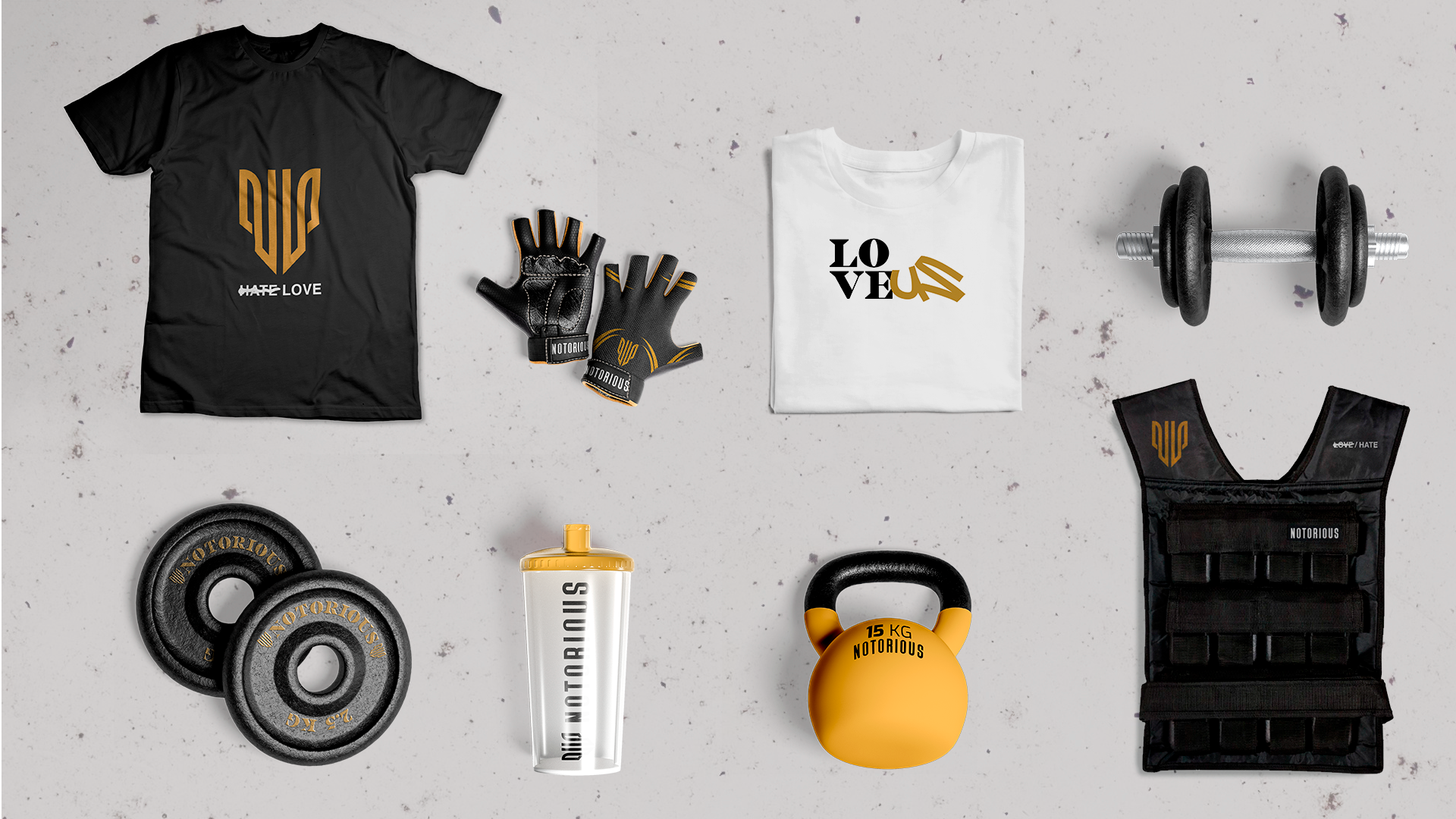 Conjunto de equipo para entrenamiento en gimnasio, incluyendo camiseta negra con diseño, guantes deportivos, camiseta blanca con diseño, mancuernas, bola de peso de 15 kg, botella de agua, disc withstand, kettlebell, y chaleco de peso negro.