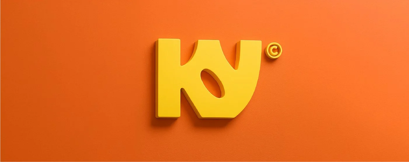 Logotipo de KY con letras amarillas en un fondo anaranjado