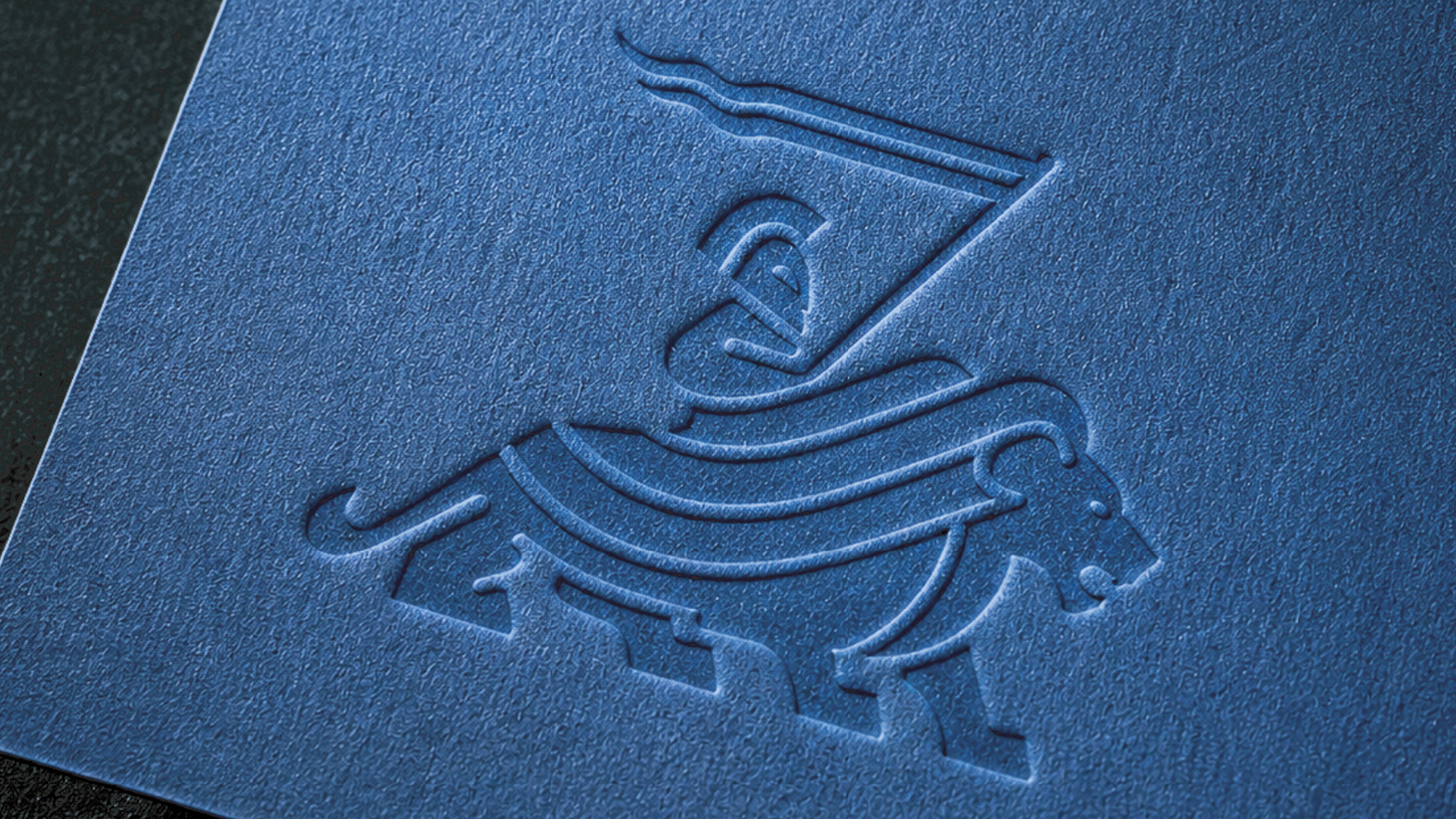 Imagen de un logotipo de Google grabado en una superficie azul con textura.