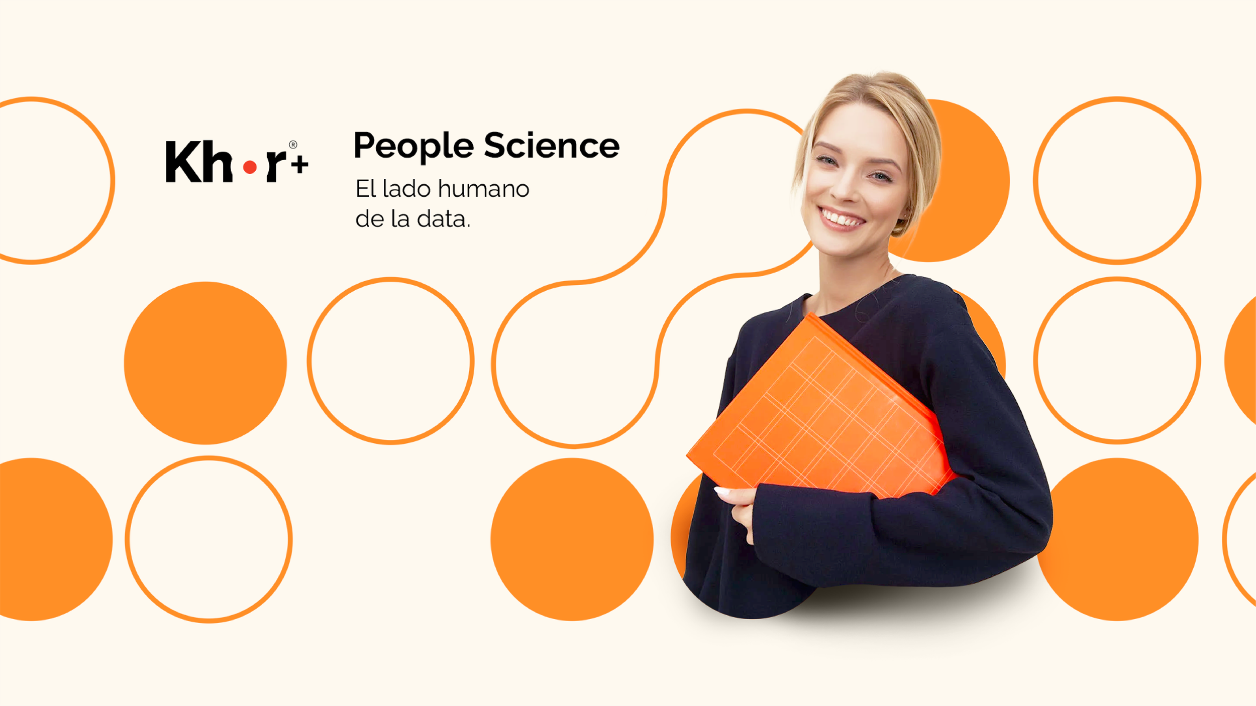 Mujer sonriendo con carpeta naranja en mano, fondo con círculos naranjas y texto sobre ciencias humanas y datos.