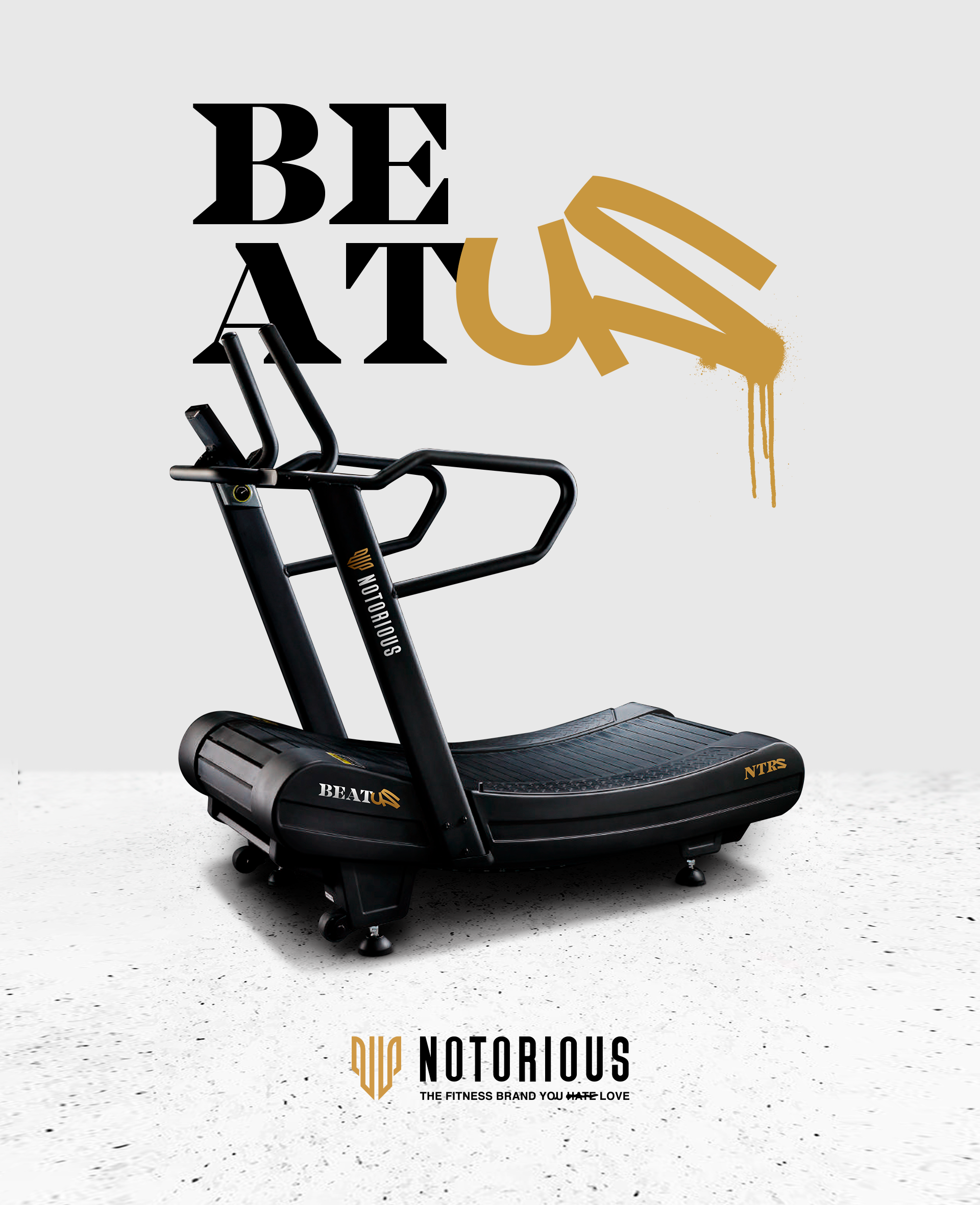Caminadora negra de marca Notorious en un piso de color claro, con logo en negro y dorado, con texto que dice 'The fitness brand you hate love' y un fondo gris claro con un cartel que dice 'BEAT US'.