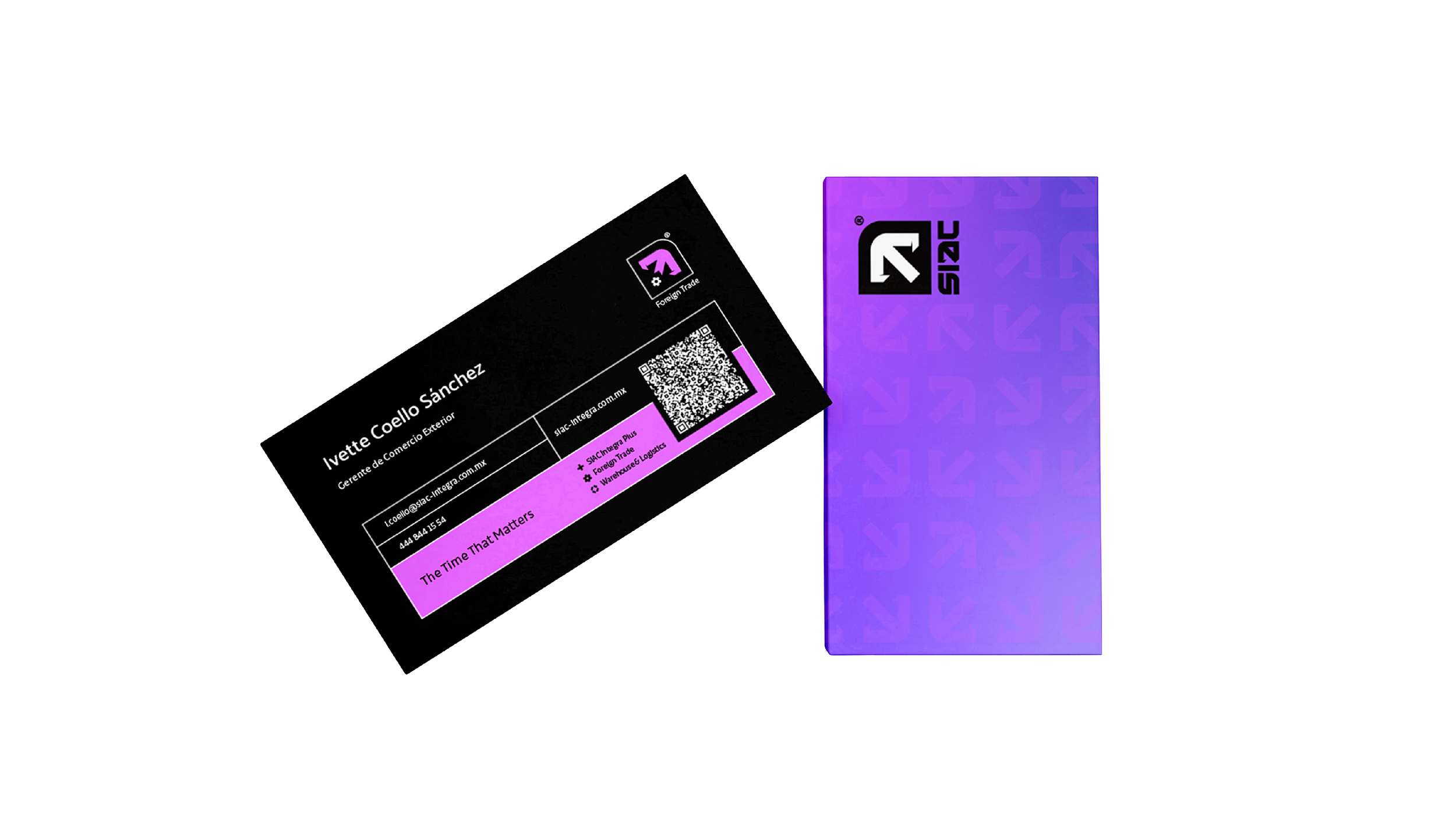 Tarjeta de presentación, cargo gerente de comercio exterior, y logotipo de SIAC. Caja de productos o empaques con diseño color morado y patrón de flechas, con logo de SIAC en color negro y blanco.