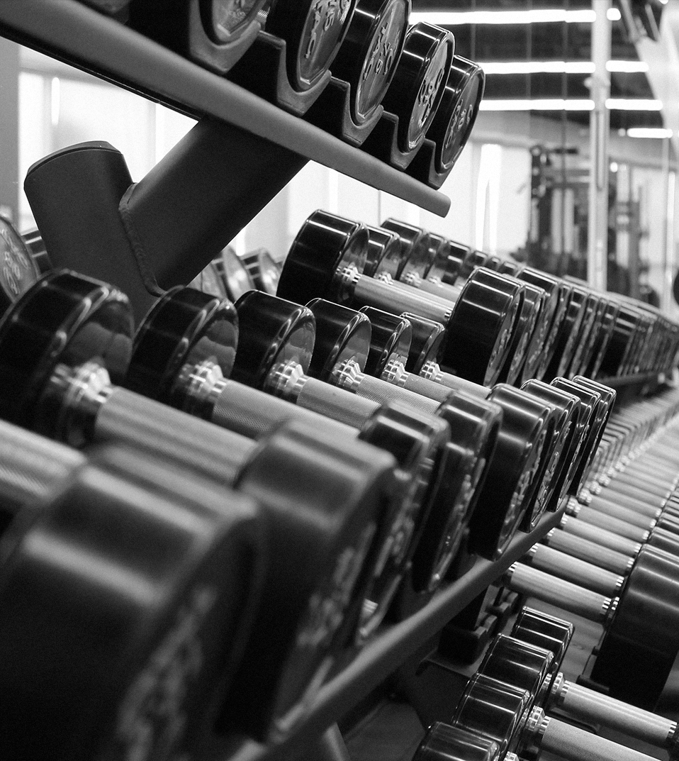 Mancuernas en una pesa de gimnasio, en un gimnasio moderno con máquinas y peso libre.