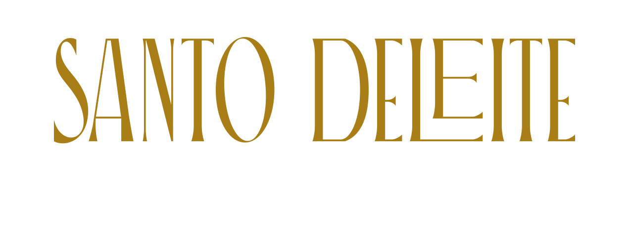 Logo del Santo Deleite Bistro con letras grandes y doradas para 'SANTO DELEITE' y en blanco para 'BISTRO'.