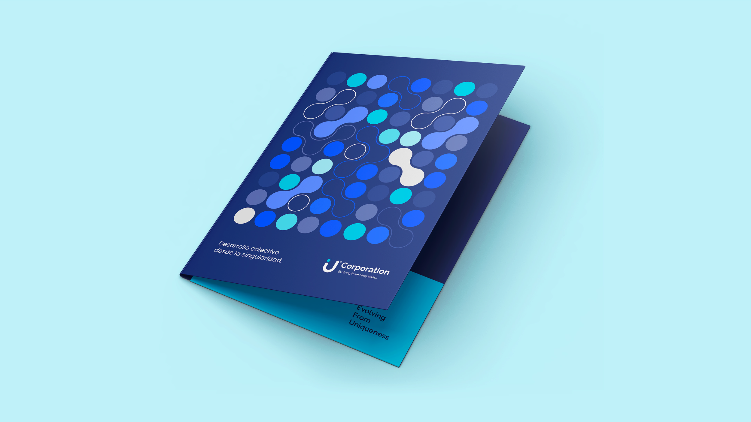 Panfleta azul con círculos de diferentes tonos de azul y letras blancas, texto en español e inglés. Muestra logotipo y la frase 'Evolviendo desde la singularidad'.